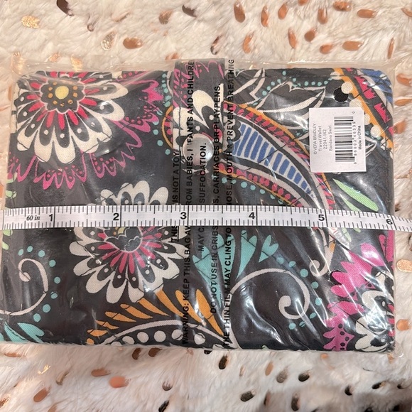 Vera Bradley PASSPORT wallet in the bandanna swirl pattern brand new tag! - Picture 2 of 7